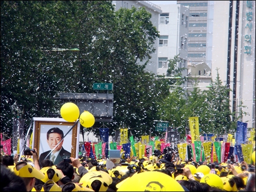 노제를 치르기 위해 시청 앞 광장에 도착한 노 전대통령. 꽃가루가 뿌려지고 있다.