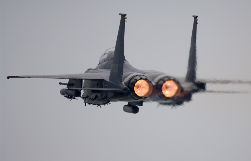 날개아래 SLAM-ER을 장착하고 힘차게 이륙하는 F-15K 전투기
