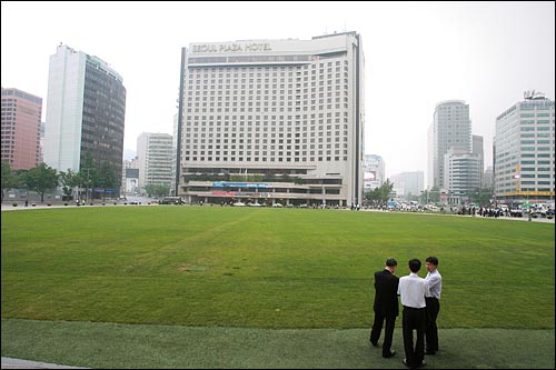 노무현 전 대통령이 서거한 지난달 23일부터 경찰버스로 봉쇄되어 있던 서울시청앞 서울광장에서 4일 새벽 경찰버스가 철수했다.