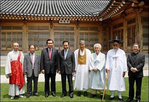  이명박 대통령이 4일 7대종단 대표들과의 오찬에 앞서 기념촬영을 하고 있다.