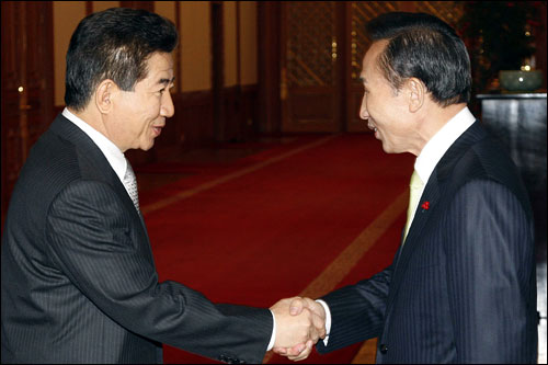 2007년 12월 28일 당시 노무현 대통령과 이명박 대통령 당선자가 청와대에서 만나 악수를 하고 있다.
