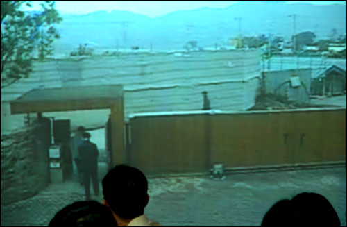 5일 경남지방경찰청은 노무현 전 대통령이 서거 당일인 지난 5월 23일 아침 사저 문을 나서는 모습이 담긴 동영상을 공개했다.