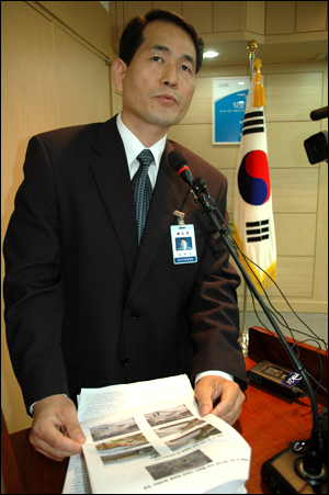경남지방경찰청 김한수 계장이 고 노무현 전 대통령과 관련된 동영상에 대해 설명하고 있다.