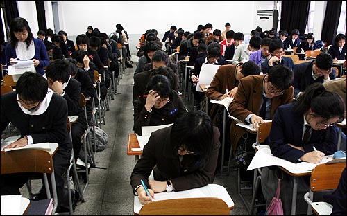 시험 중인 아이들 매학기 마다 치뤄지는 시험. 아이들은 그 속에서 수많은 부담과 좌절감을 맛본다.