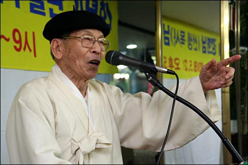 범민련 초대 의장을 지낸 강희남 난산교회 명예목사가 6일 오후 전북 전주 효자동 자택에서 목을 매 숨졌다. 사진은 지난해 5월 종로 기독교회관에서 열린 출판기념회. 