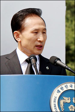 6일 동작동 국립 서울현충원에서 열린 제54회 현충일 추념식에서 이명박 대통령이 추념사를 하고 있다.