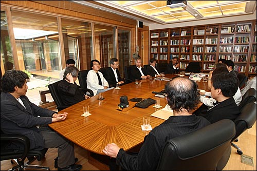 '아주 작은 비석 건립위원회'는 6일 오후 고 노무현 전 대통령의 사저에서 비석 건립에 대해 논의했다.
