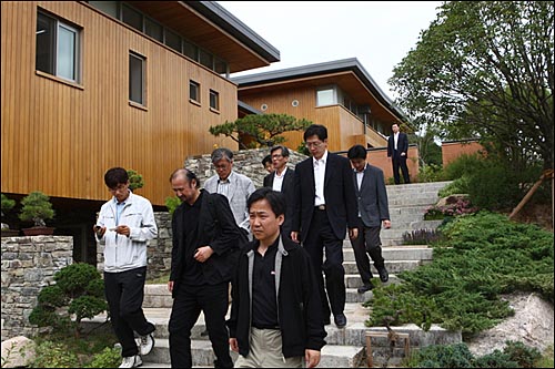 '아주 작은 비석 건립위원회' 위원들이 6일 오후 고 노무현 전 대통령의 사저에서 유가족들을 만나 논의한 뒤 사저를 나오고 있다.