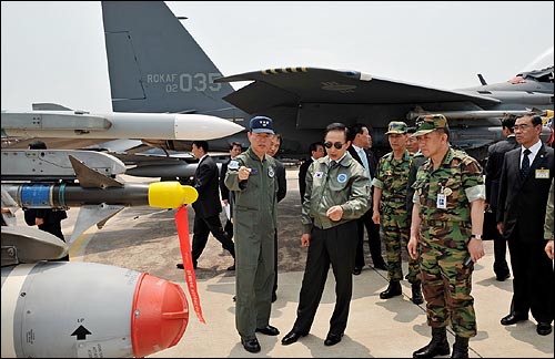 이명박 대통령이 현충일인 2009년 6월 6일 오후 오산 공군작전사령부를 방문해 F-15K 전투기앞에서 설명을 듣고 있다.