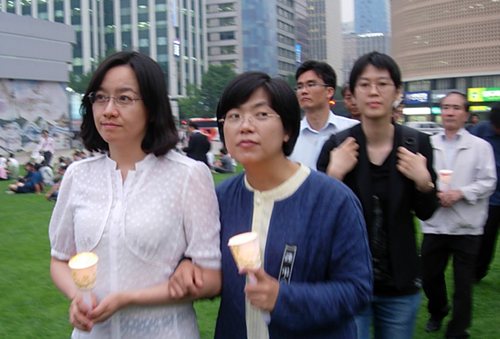 이정희 민주노동당 의원이 8일 저녁 서울광장에서 시민들과 함께 '촛불산책'을 하고 있다.