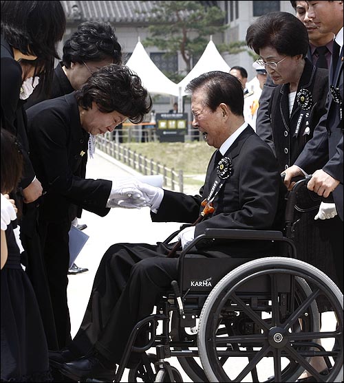 지난달 29일 오전 경복궁 앞뜰에서 열린 고 노무현 전 대통령 국민장 영결식에서 김대중 전 대통령이 권양숙 여사의 손을 잡고 오열하고 있다.