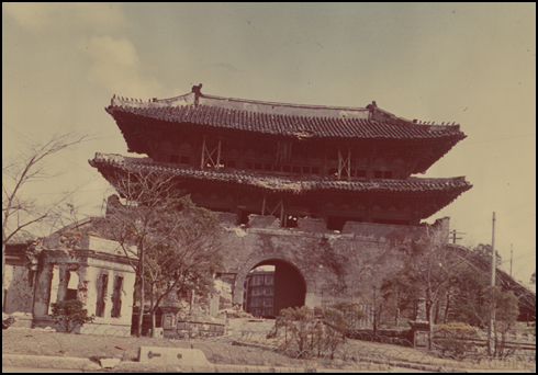 한국전쟁의 포화에도 숭례문은 버티고 있다.