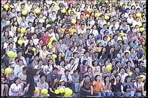 2002년 '바람이 분다' 공연을 보러 온 관객들. 