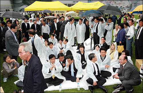 광장 개방을 요구하며 서울광장 천막 농성에 들어간 민주당 의원과 당직자들. 