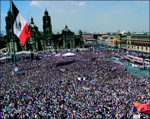 멕시코 소칼로 광장에서 엄청난 규모의 정치 집회가 열리는 모습. 농민 혁명군 사파티스타 세력은 토지를 더욱 공평하게 분배하라는 대대적인 토지개혁을 요구하였다.-책속에서