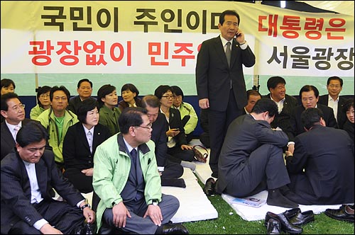  정세균 민주당 대표가 10일 오전 서울 시청앞 서울광장에서 열린 민주당 의원총회에서 어디론가 전화통화를 하고 있다.