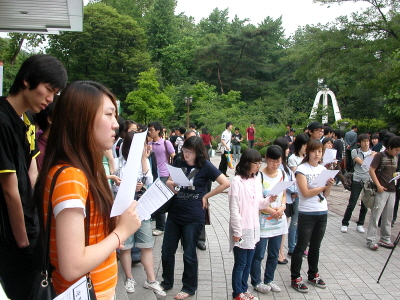 시국 선언문 낭독을 듣고 있는 경희대학교 학생들.