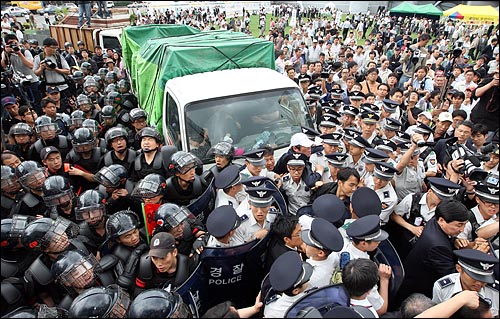 10일 오후 서울 시청앞 서울광장에서 경찰들이 무대장치를 실은 차량 진입을 저지하기 위해 시민들과 몸싸움을 벌이고 있다.