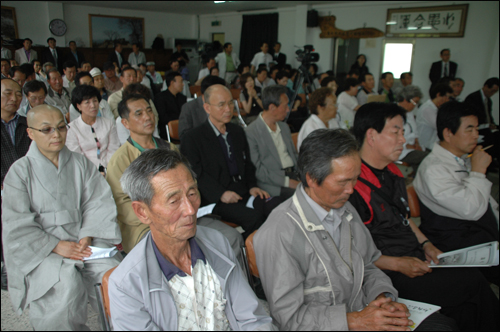  진실화해를위한과거사정리위원회가 '한국전쟁 전후 진주형무소 재소자와 진주지역 국민보도연맹 사건' 관련 희생자의 유해를 발굴하기로 한 가운데, 10일 오후 진주명석면사무소에서는 개토제가 열렸고 이후 유족회는 명석면 용산리 등 매장지를 둘러보았다. 사진은 개토제에 참석한 유족회 회원과 시민들의 모습.