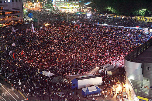 6·10 민주항쟁 22주년을 맞은 10일 저녁 서울광장에서 열린 '6월항쟁 계승·민주회복을 위한 범국민대회'에서 광장을 가득 메운 시민들이 촛불을 들고 있다.