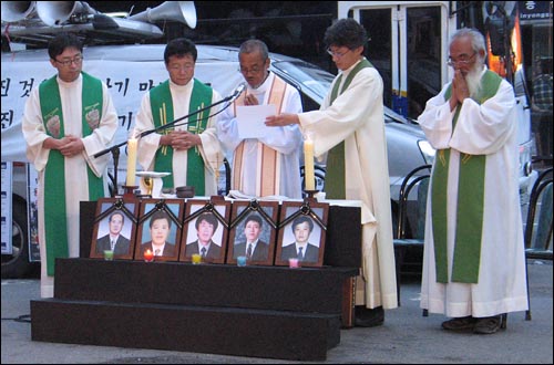 10일 저녁 '용산참사 140일 해결촉구 및 6·10항쟁 22주년 현장문화제'에서 천주교정의구현사제단 신부들이 추모미사를 진행하고 있다.