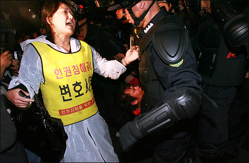 10일 저녁 서울광장에서 열린 6.10 범국민대회에 참석한 시민들이 대회를 마친 뒤 태평로에서 가두시위를 벌이자 경찰이 강제진압에 나서 참가자를 연행하고 있다.