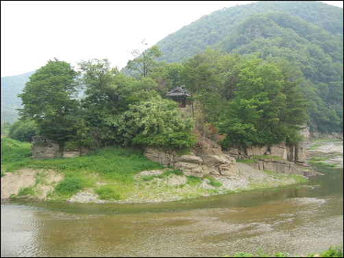 반구대 울산 대곡리 암각화 가는 길에 위치한 반구대와 반구서원은 포은 정몽주에 대한 회고에 젖게 만든다.