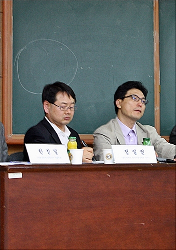 두 교수는 신문사들의 수익모델에 관한 연구를 공동으로 진행하였다.