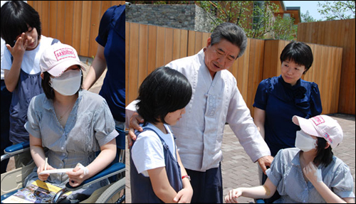 고 노무현 전 대통령은 지난해 6월 26일 봉하마을 사저 앞에서 급성골수성백혈병을 앓았던 소녀 성민영과 그 가족들을 만나 격려했다.