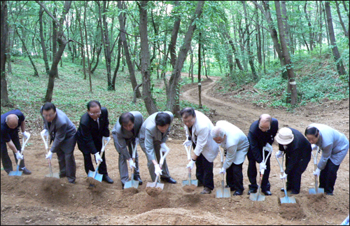  진실화해위 관계자 및 희생자 유가족들이 공주 왕촌 민간인집단희생지 현장에서 첫 삽을 뜨며 유해발굴 시작을 알렸다.    