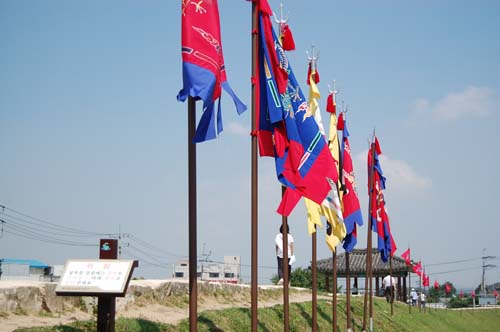 성벽에 세운 깃발이 과거 이곳이 병영이었음을 보여주고 있다. 
