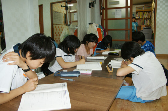 지역아동센터에서의 대학생 멘토와의 수업. 