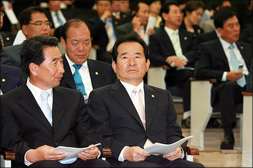 민주당 정세균 대표와 이강래 원내대표가 15일 오전 국회에서 열린 의원총회에 나란히 참석하고 있다(자료 사진).