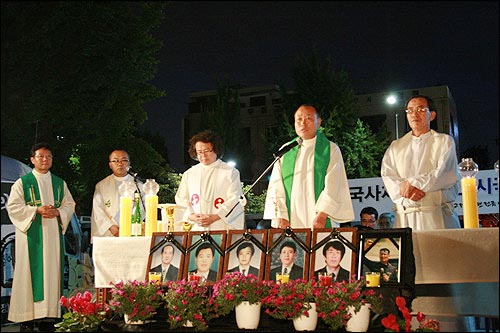지난 15일 저녁 용산참사 현장에서 정의구현사제단 대표 신부들과 공동으로 시국미사를 집전하고 있는 전종훈 신부(오른쪽에서 두번째)