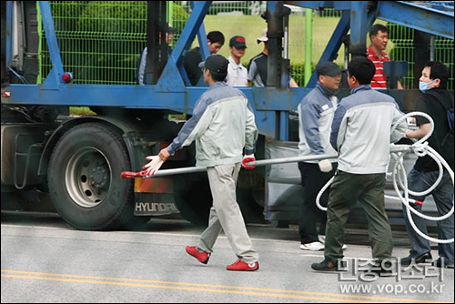 15일 쌍용자동차 후문에는 사측이 공장 진입을 시도하기 위해 준비한 것으로 보이는 갈고리와 밧줄을 옮기고 있다.