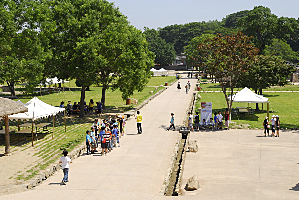 해미읍성 내 풍경 축제를 보기 위해 온 관람객들이 해미읍성 내의 거리를 거니는 모습