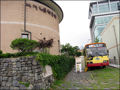 박경리 문학공원 옆에 그림책버스가 서 있다. 2004년 5월 1일에 상에 얼굴을 내민 패랭이꽃그림책버스는 올해로 여섯 살이 된다.  
