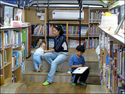 두 아이의 엄마가 도서관을 찾았다. 큰아이는 버스 핸들과 손잡이를 만지작거리다가 곧 앉아서 독서삼매경에 빠져든다.   