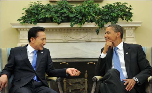 이명박 대통령과 오바마 미국 대통령이 16일 정상회담을 하고 있다.