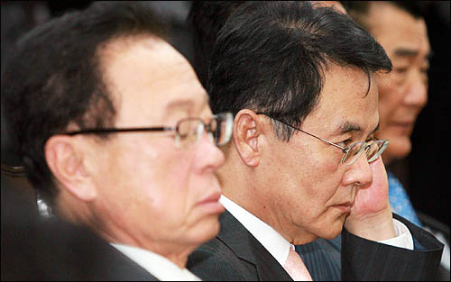 17일 오전 여의도 당사에서 열린 한나라당 최고중진연석회의에서 친박계 홍사덕 의원이 박희태 대표와 나란히 앉아 있다.
