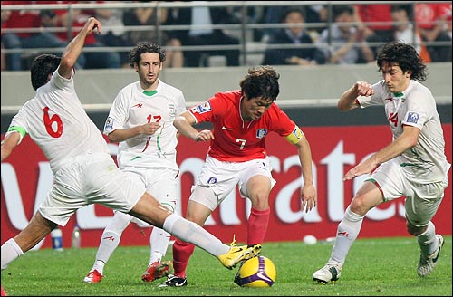  한국 축구대표팀의 박지성이 17일 저녁 서울 상암월드컵경기장에서 열린 2010 남아공월드컵 아시아 최종예선 8차전 이란과의 경기에서 네쿠남의 수비를 피해 볼을 다루고 있다.
