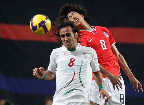  한국 축구대표팀의 김정우가 17일 저녁 서울 상암월드컵경기장에서 열린 2010 남아공월드컵 아시아 최종예선 8차전 이란과의 경기에서 카리미와 공중볼을 다투고 있다.