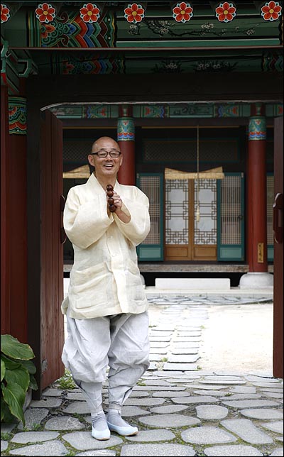 서울 삼성동 봉은사 주지 명진 스님. 다래헌 앞까지 나와서 취재진을 배웅하고 있다. 