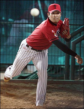  기아 투수 곽정철이 18일 저녁 서울 잠실야구장에서 열린 2009 프로야구 두산과의 경기 도중 불펜에서 몸을 풀며 투구연습을 하고 있다.