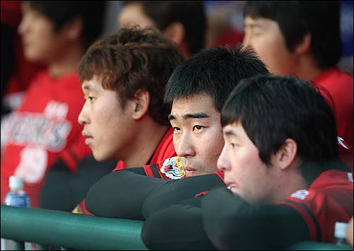  기아 투수 곽정철이 18일 저녁 서울 잠실야구장에서 열린 2009 프로야구 두산과의 경기에서 팀동료들과 함께 더그아웃에서 경기를 지켜보고 있다.