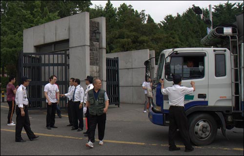 19일 오후 1시께 연세대 학교직원들과 학생들이 무대설치 차량 출입을 놓고 실랑이를 벌이고 있다.