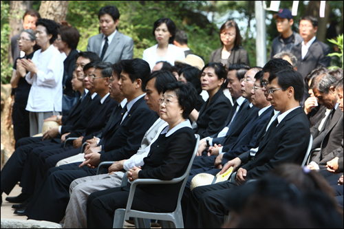19일 정토원에서 열린 고 노무현 전 대통령의 49재 중 4재에 참석한 참여정부 인사들이 앉아 있다.