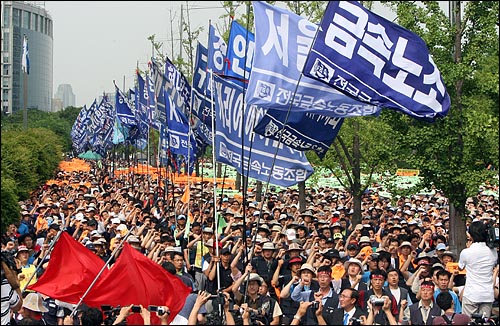 19일 오후 서울 여의도 산업은행 앞에서 열린 '국민생존 총고용 보장을 위한 금속노조 결의대회'에서 금속노조 조합원들이 쌍용차 문제 해결과 국민생존권 보장, 민주주의 회복 등을 요구하며 구호를 외치고 있다.