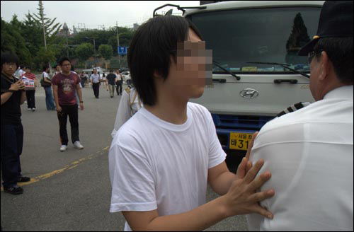 19일 오후 1시께 연세대 정문에서 '고 노무현 전 대통령 추모콘서트' 무대설치 차량 출입을 놓고 학생과 학교 직원이 실랑이를 벌이고 있다. 