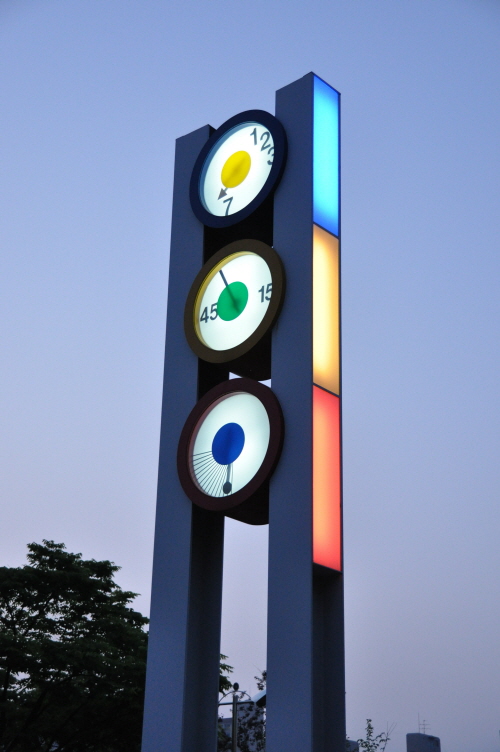 인천 중앙광장의 상징물인 시계탑